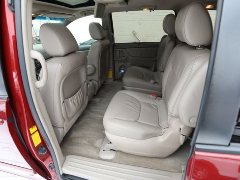 Used 2010 Toyota Sienna XLE FWD image 15