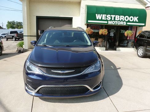 Used 2017 Chrysler Pacifica Touring-L Plus FWD image 7