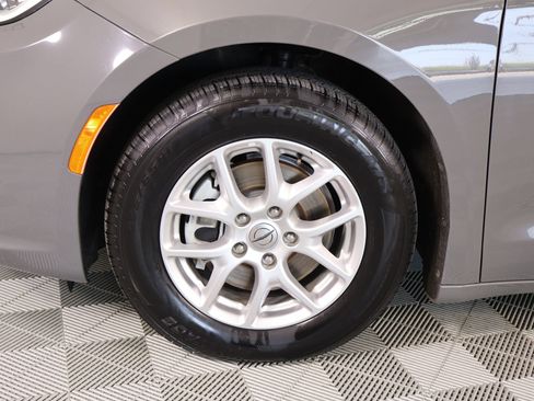 Used 2021 Chrysler Pacifica Touring-L FWD image 18