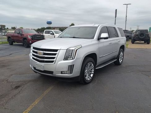 Used 2020 Cadillac Escalade 2WD image 3