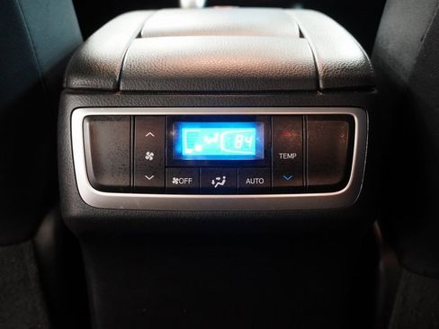 Used 2019 Toyota Highlander SE image 25