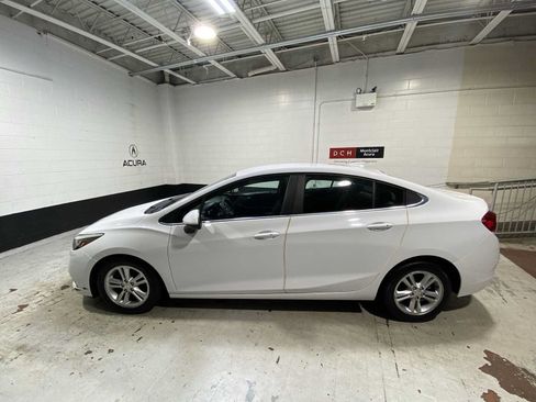 Used 2017 Chevrolet Cruze LT w/ Convenience Package FWD image 3
