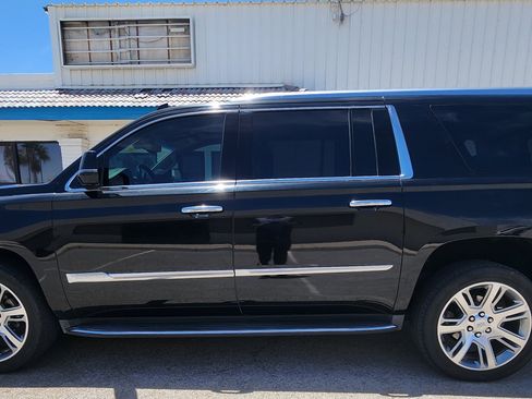 Used 2016 Cadillac Escalade ESV Luxury AWD/4WD image 8