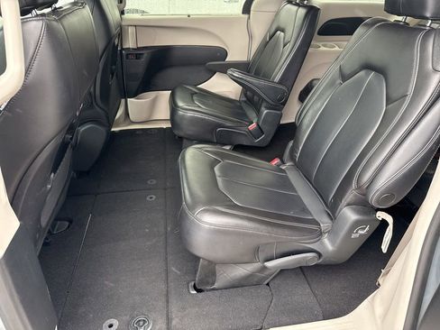 Used 2023 Chrysler Pacifica Touring-L image 18