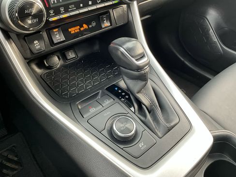 Used 2021 Toyota RAV4 XLE Premium image 18