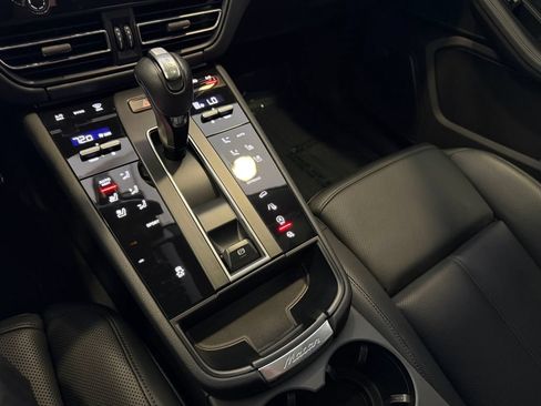 Certified 2023 Porsche Macan AWD/4WD image 19