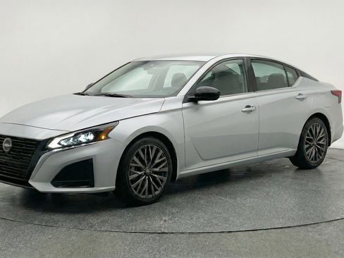 Used 2025 Nissan Altima 2.5 SV FWD image 3
