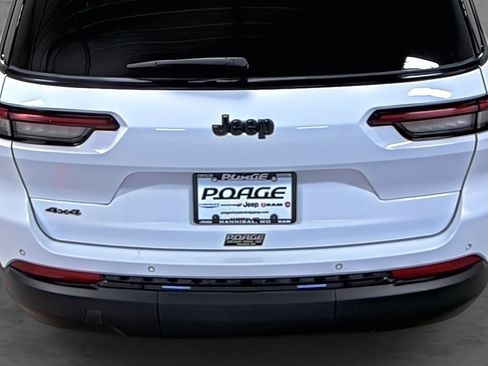 Used 2024 Jeep Grand Cherokee L Laredo image 11