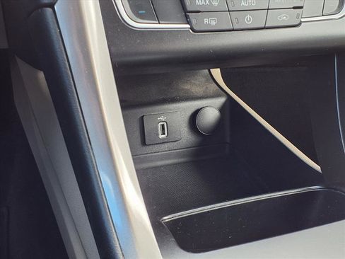 Used 2018 Ford Fusion SE w/ Fusion SE Technology Package image 12