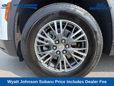 Used 2025 Chevrolet Traverse LT AWD/4WD image 3