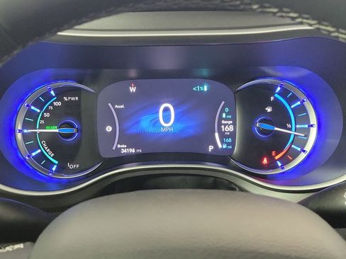 Used 2024 Chrysler Pacifica Select image 17