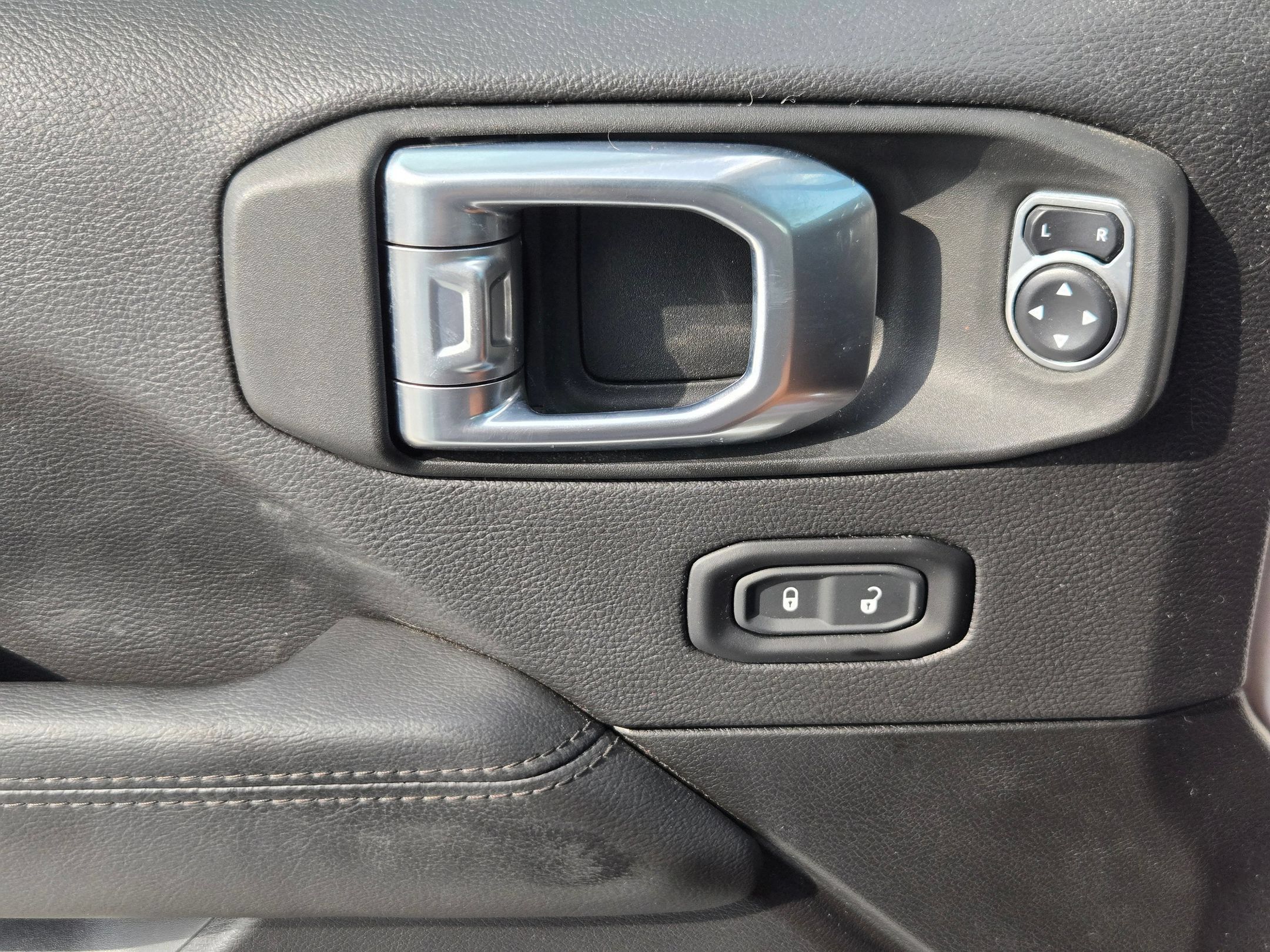 Used 2021 Jeep Wrangler Unlimited Sahara AWD/4WD image 11