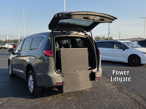 Used 2025 Chrysler Pacifica Select FWD image 18