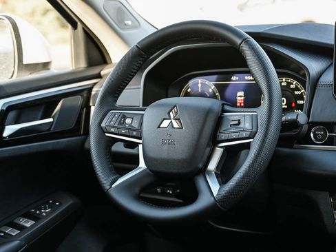 New 2025 Mitsubishi Outlander SE image 15