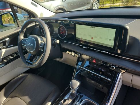 Certified 2024 Kia Carnival EX image 8