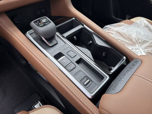 New 2026 Nissan Pathfinder Platinum w/ Accent Package FWD image 10
