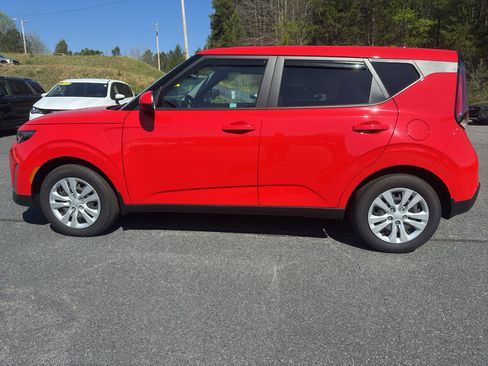 Used 2025 Kia Soul LX image 8
