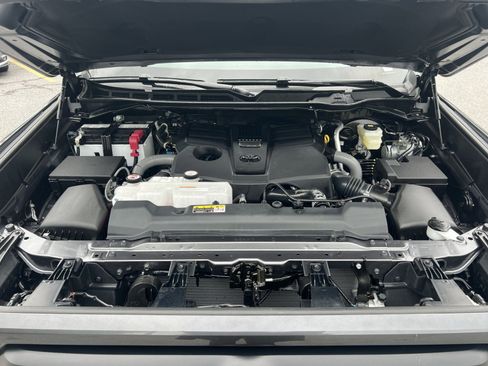 Used 2025 Toyota Tundra Limited AWD/4WD image 35