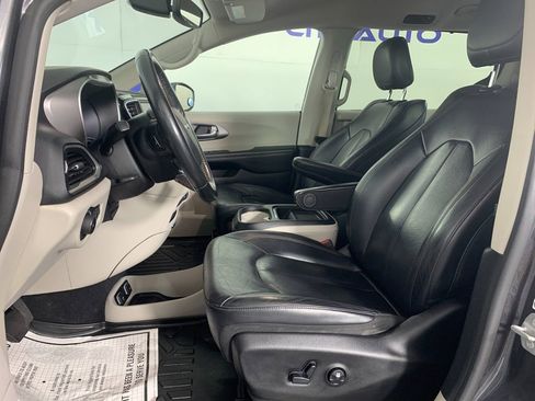 Used 2020 Chrysler Pacifica Touring-L image 16