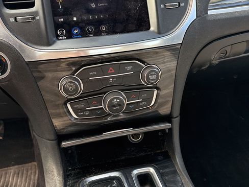 Used 2018 Chrysler 300 Touring L image 12