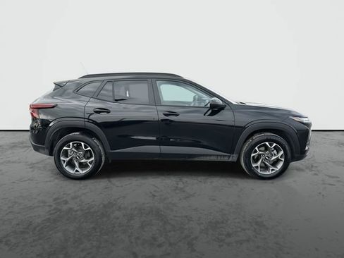 Used 2025 Chevrolet Trax LT image 9