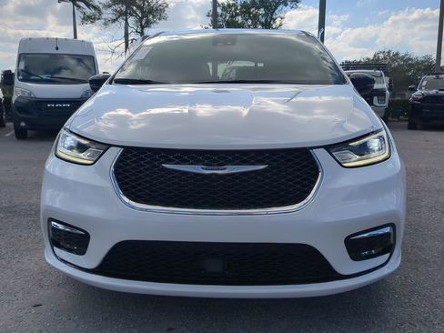 Used 2025 Chrysler Pacifica Select image 3