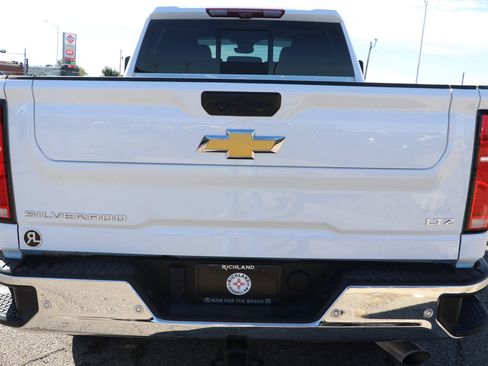 Used 2025 Chevrolet Silverado 2500 LTZ w/ LTZ Premium Package image 6