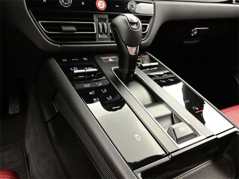 Certified 2025 Porsche Macan image 11