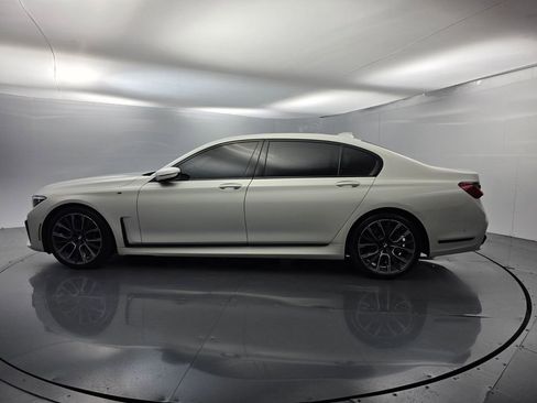 Used 2022 BMW 740i w/ M Sport Package RWD image 7