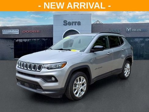 Used 2024 Jeep Compass Latitude AWD/4WD image 3