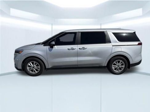 Used 2023 Kia Carnival LX image 12