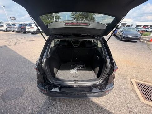 Certified 2025 Volkswagen Taos SE FWD image 14