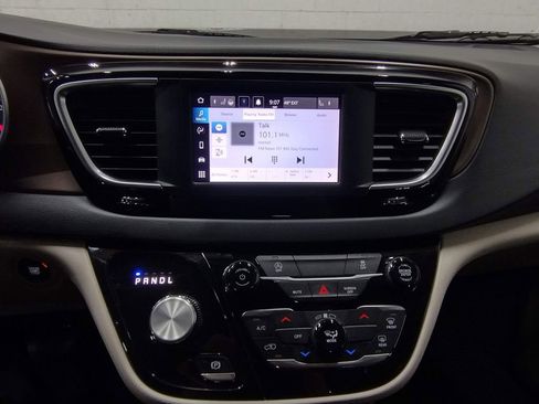 Used 2023 Chrysler Voyager LX image 27