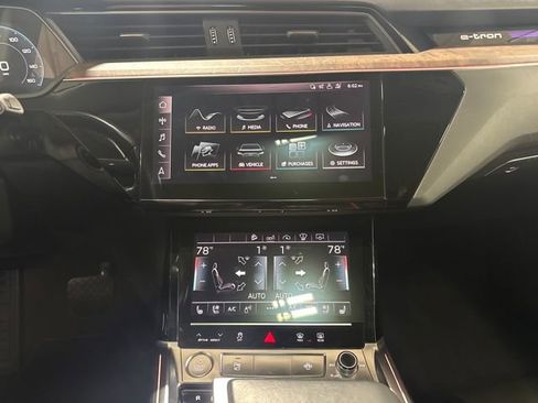 Used 2019 Audi e-tron Prestige w/ Prestige Package image 25
