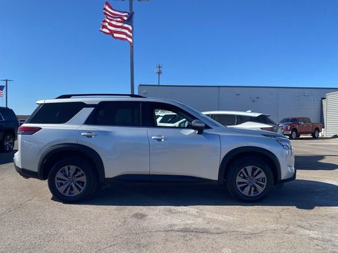 Used 2025 Nissan Pathfinder SV image 5