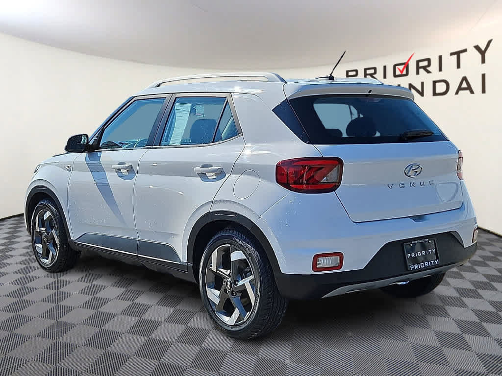 Used 2023 Hyundai Venue SEL FWD image 6