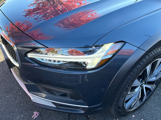 Certified 2025 Volvo V90 B6 Cross Country Plus AWD/4WD image 7