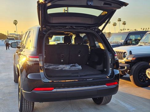 New 2026 Jeep Grand Cherokee Altitude image 7