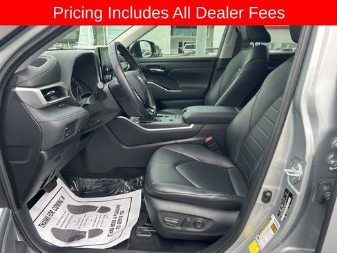 Used 2021 Toyota Highlander XLE FWD image 2