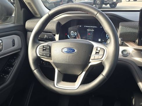 Used 2025 Ford Explorer Active w/ Active Comfort Package RWD image 39