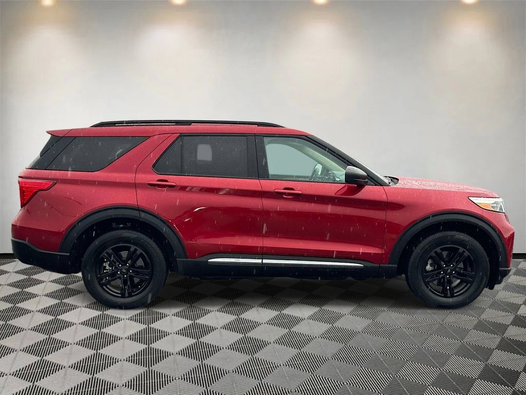 Used 2023 Ford Explorer XLT w/ Equipment Group 202A AWD/4WD image 2