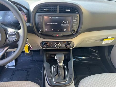 Certified 2025 Kia Soul LX w/ LX Technology Package FWD image 18