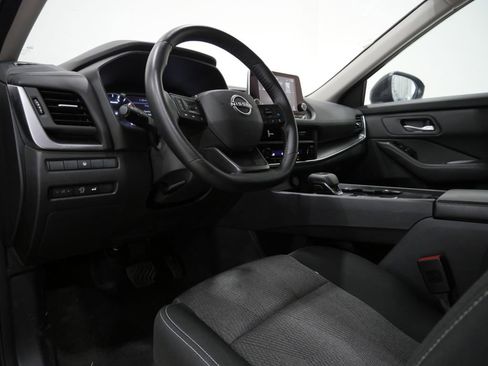 Used 2025 Nissan Rogue SV image 10