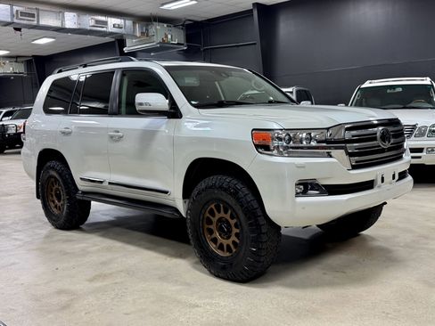 Used 2019 Toyota Land Cruiser w/ Preferred Accessory Package image 7