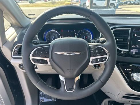 Used 2024 Chrysler Pacifica Touring-L image 24