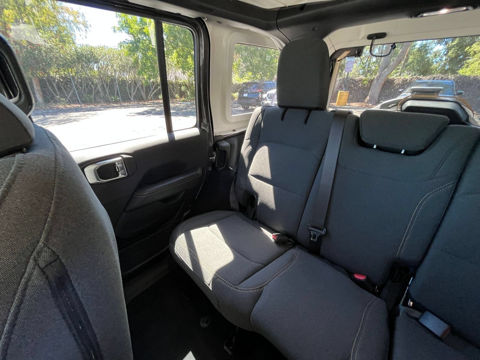 Used 2025 Jeep Wrangler Unlimited Sahara AWD/4WD image 38