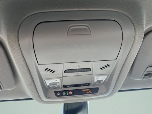 Used 2023 GMC Acadia SLT image 13