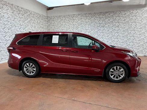 Used 2021 Toyota Sienna LE AWD/4WD image 6