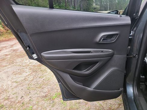 Used 2021 Chevrolet Trax LT w/ LT Convenience Package image 27