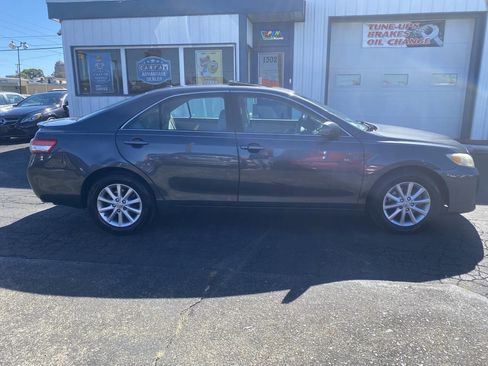Used 2011 Toyota Camry XLE image 8